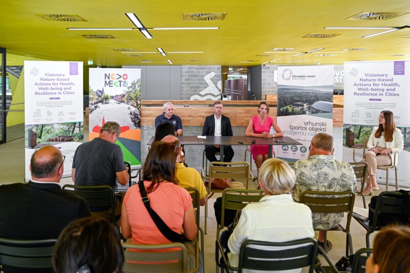 Novinarska konferenca od odprtju Bazen Novo mesto. Na fotografiji: župan Gregor Macedoni, predsednik Plavalne zveze Slovenije dr. Boro Štrumbelj in vodja Olimpijskega centra Novo mesto Ana Seliškar.