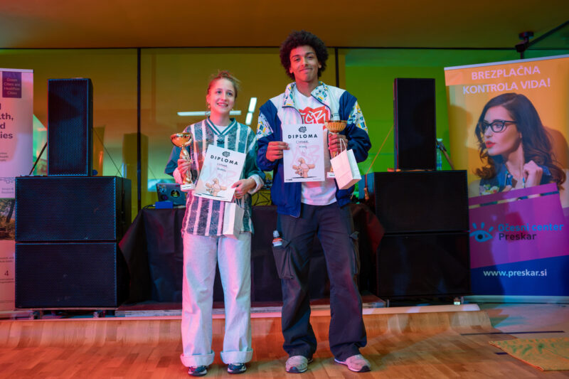 plesalca, ki v rokah držita diplomo Cypher Queen-bgirl Alive & Cypher King Idris-Henrick