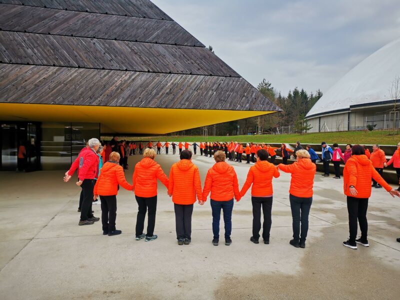 Ljudje se v krogu držijo za roke