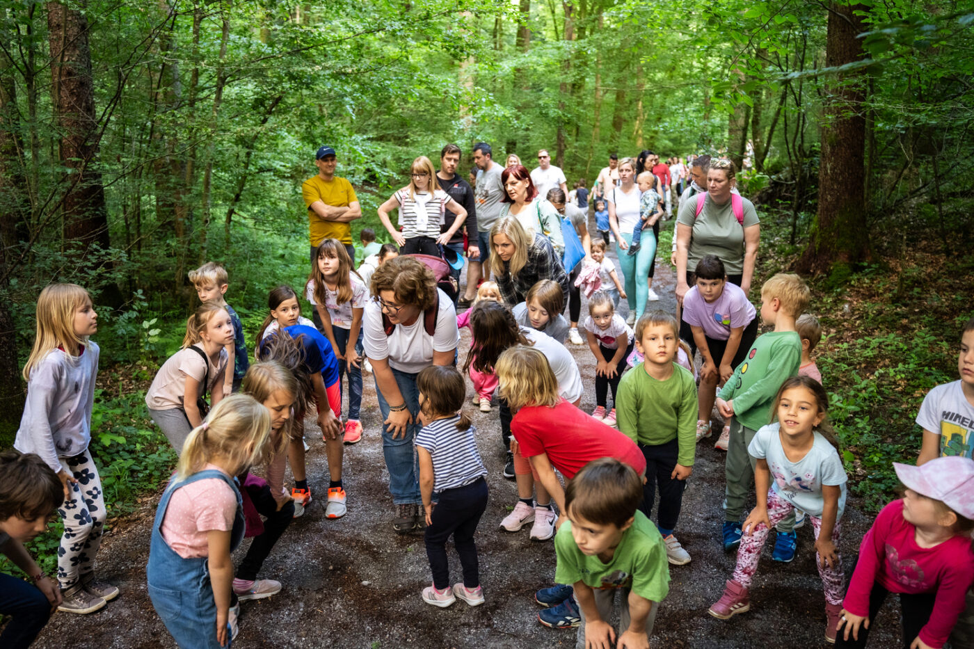 udeleženci iščejo skriti zaklad