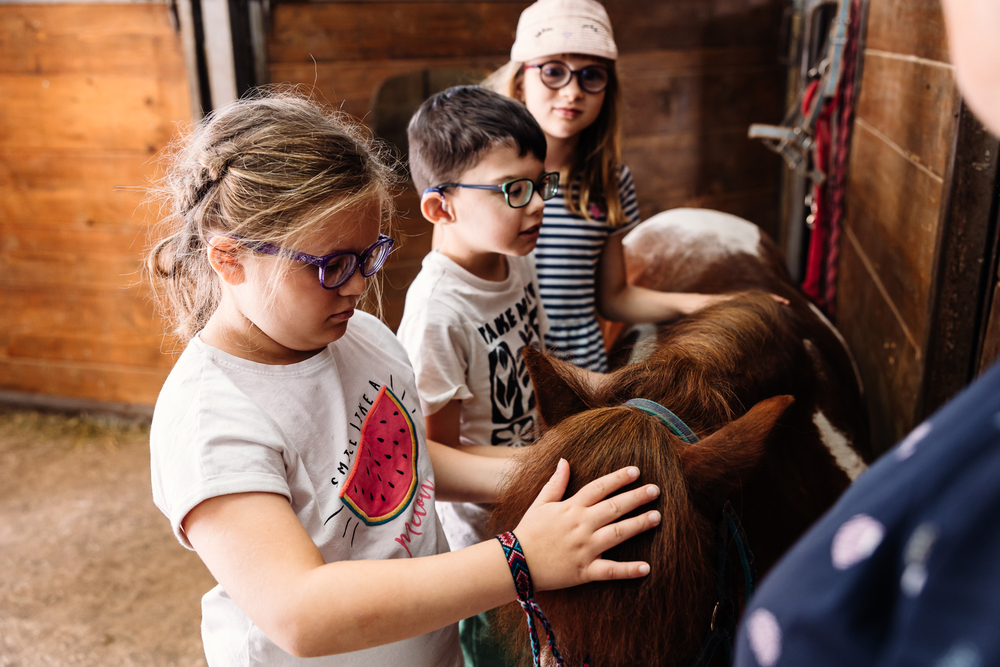 otroci božajo konje