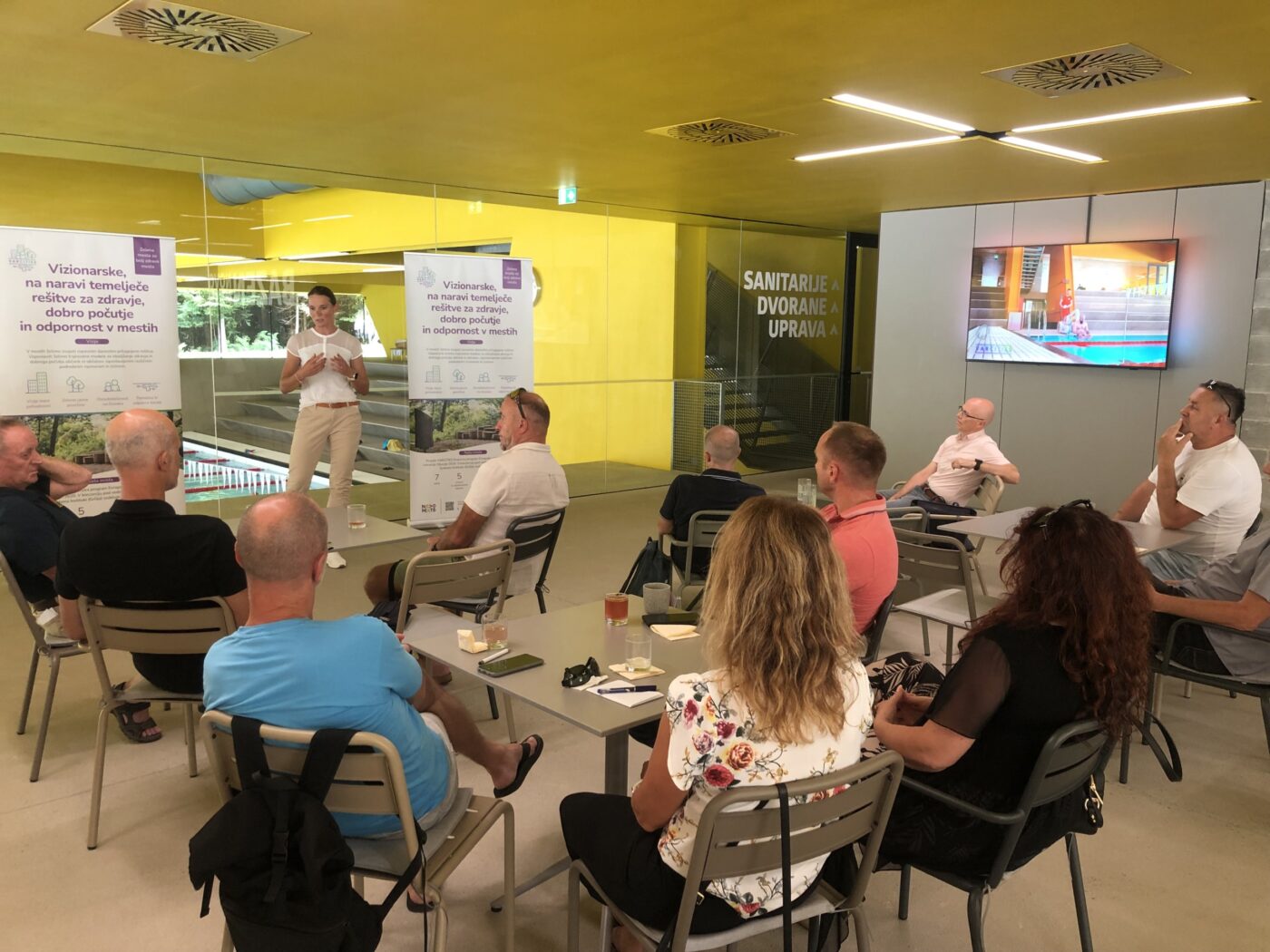 Ana Seliškar predstavlja publiki vsebino