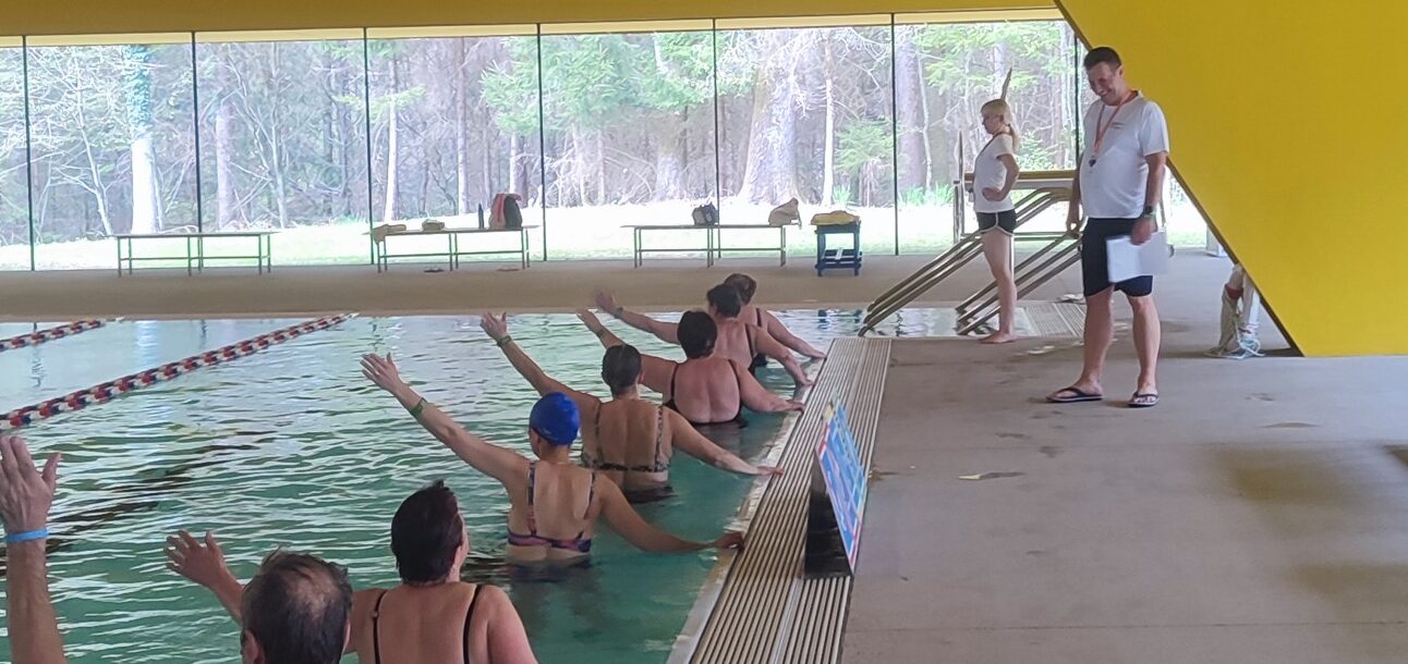 osebe v bazenu izvajajo vadbo